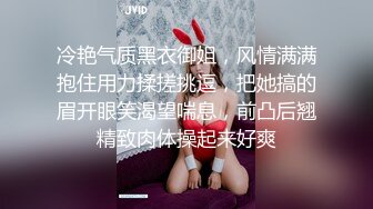   年轻小骚妹伺候小哥，给小哥撸着鸡巴舔乳头，深喉交舔弄好骚，让小哥暴力抽插叫声骚浪呻吟可射精彩刺激