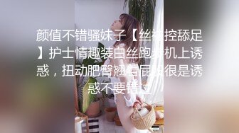 《极品CP魔手外购》美女如云餐饮店大神躲藏女厕逼脸同框偸拍数位小姐姐方便，被一个美女发现翻车了还好没有推门吓尿了