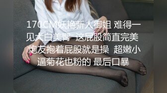 在地上被鸡鸡粗大的情人从后面用力爆插,干的呻吟大叫