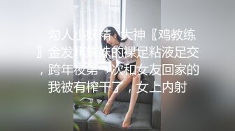 老板娘在店门口吃鸡真大胆