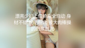 极品厕拍！美女如云服装城坑神逼脸同框偸拍数位漂亮小姐姐方便，亮点多多，颜值小妹干燥使劲拉面目狰狞最后用手抠出来 (1)