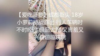 蜡笔老公专攻足浴按摩勾搭技师，带两个妹子回房间双飞，跪着口交前后夹击，沙发翘起屁股一个个后入猛操