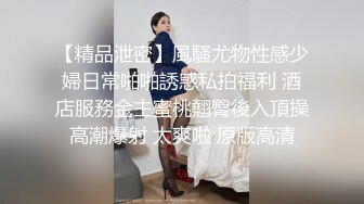 调教极品小妹，温柔的舔弄大鸡巴，听狼友指挥揉奶玩逼，近距离看爆草菊花，一插到底给骚逼干翻了，好疼刺激