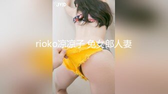 二月最新厕拍大神潜入某高校附近餐厅隔板女厕偷拍美女尿尿高颜值粉红T恤小姐姐，尿完抖一抖姿势撩人