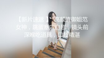 坐標廣西,貧乳紋身精神小妹居家紫薇,高潮噴壹地水,吸引小貓咪來舔