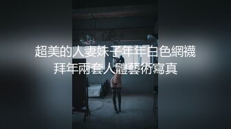 理发店老板娘出来车震：你踩着油门我息不了火啊。  牛逼，开着车大战，屁股坐得真大声！