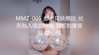 【新片速遞】漂亮少妇 绿帽老公叫来黑祖宗在家3P 废物被口爆了射了一脸 被无套输出表情享受 内射 