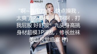 漂亮好身材妹子约到家里脱光光趴在腿上看视频这好性福啊