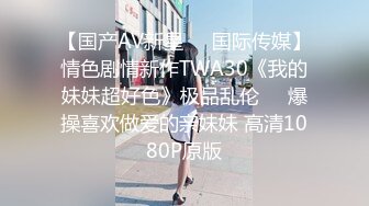 校园霸凌-学生妹因为私下说大姐大唱歌难听,被拉到KTV扒光衣服强迫她拿着麦克风教大姐大怎么唱歌