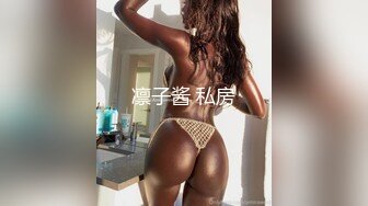 丰满肉嘟嘟的胖妹子两个吊钟奶子，沙发上露脸口交深喉岔开腿道具插穴，水水很多