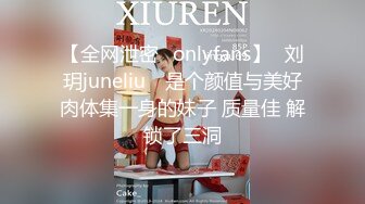 极品蜜桃臀无毛白虎妹子诱惑大秀，柔软美乳看着就很像捏，脱下内裤翘起双腿露无毛肥逼，跪在椅子上扭动大屁股