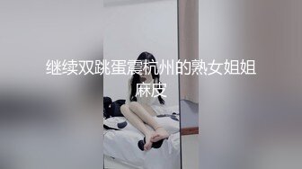 看店的老板娘在店里自慰后面还有人呢玩的真刺激，长裙黑丝开档大黑牛塞逼里呻吟，表情好骚啊又怕人见到真刺激