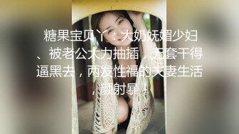 很哇塞的极品少妇，黑丝露脸舔着鸡巴直流口水