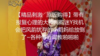 蜜汁女友露脸跟男友镜头前的放荡，完美身材让小哥吃奶玩逼水好多，口交大鸡巴听狼友指挥让小哥后入爆草好骚