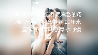  两个极品小妮子镜头前发骚，年纪轻轻发育的很不错，奶大逼肥玩的开