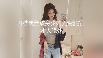 大神潜入商场女厕偷窥尿完来了兴致看小视,频抠B自慰的美女店员