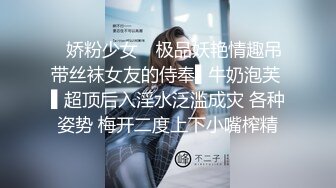 短发牛仔裤美女吃鸡啪啪 没感觉吗 怎么不叫 我不会叫 要怎么叫 妹子说在沙发有点紧张尴尬 被后入输出