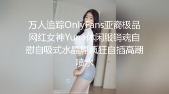 骚妻和丈夫躲进公共厕所挤奶，老公帮忙一起挤奶，‘哇太爽了，这奶喷啦’，天然母乳 喷溅的到处都是！