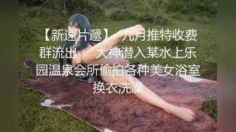 追求刺激的淫妻，回家过年坐在火车卧铺玩自慰露出，小心翼翼地拨动阴唇，不敢动静太大，过道那儿正坐着一位大哥！