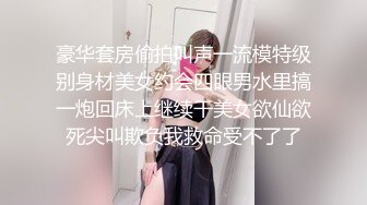 商场厕所偷拍牛仔裤美女边玩手机边拉屎