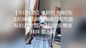 逼逼无毛兔耳朵卡哇伊萌妹子道具自慰，手指摩擦阴蒂扣入特写，全裸扭动小腰展示身材，假屌插入搞得逼逼很湿