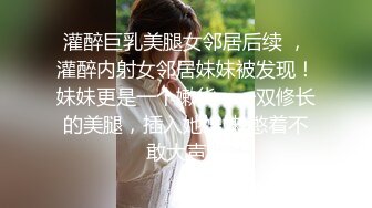    大屌哥约操两外围妹子激情双飞，牛仔裤大耳环御姐，换算网袜黑丝一起服务，翘起大肥臀舔弄