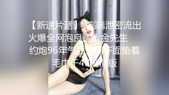 上海名媛梁美嘉微，丰满的身材，靓丽的学生装，周末让鸡儿放松一下！