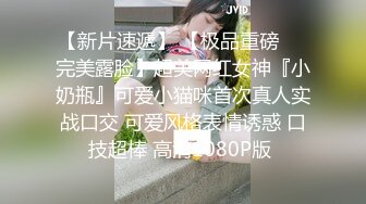 主题酒店情趣红色圆床偷拍换妻QQ群群主和狼友一块3P人妻少妇