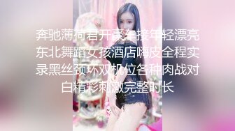  颜值御姐精彩演绎，全程露脸群P淫乱，AV级大作嘴里叼两根鸡巴下面还被舔逼