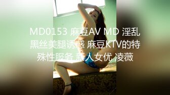 清纯颜值美女大学生要下海观战蒙面大哥草小骚逼，两女沙发上看骚逼被草浪叫呻吟，蹲在地上看大哥如何抽插