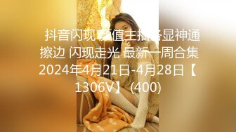 偷拍牛人晚上潜伏在别人家浴室窗外全景偷拍两个美女洗澡一个少妇一个年轻妹子颜值都不错很有撸点