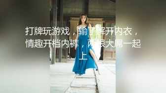 熟女人妻吃鸡啪啪 身材丰腴白皙 大白天光着大肥屁屁在野外小路上就开车 口爆吃精