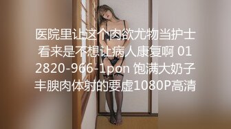 金发美女刚刚洗完澡展示自己的身材