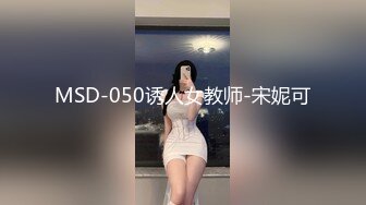 大中午情侣包厢开着门吃饭，饭饱思淫欲 ，两只手拉起女友内裤就扣进去，裤子拉链打开露出鸡巴，真牛逼！