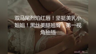 母狗老婆张开双腿自慰, 被老公揉骚逼特写