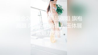 美女尿急找不到厕所，到小巷解决发现被偷拍也无可奈何，憋不住了