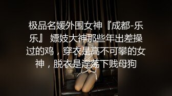 公园尾随穿卡通绿连衣裙小美妇上厕所,诱人的唇肉闭合成一个花形