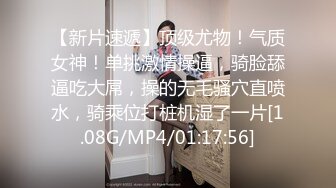 新流出全景后拍白衣黑裤披肩发美女硕大的肥唇格外突出