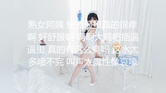  乖巧的小少妇露脸让大哥在镜头前肆意玩弄，给狼友展示逼逼舔蛋蛋吸大屌