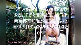 商场女厕刁钻角度偷窥背带裤美女的无毛小嫩鲍