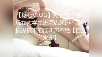 单位女厕近距离偷窥牛仔裤美女??逼洞吊着一条凝固的血条