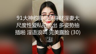 鸭哥寻欢牛仔短裤骚女扭动屁股诱惑，骑坐摩擦口交沙发上后人猛操，特写抽插大屁股非常诱人