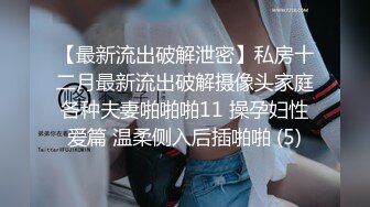 邻家妹妹型乖巧美女，难得露逼诱惑，撩起裙子没穿内裤，掰开粉嫩小穴，翘起美臀太诱人