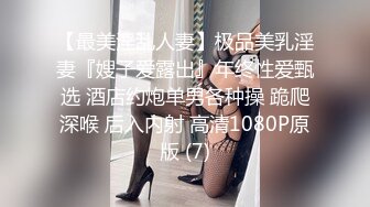 六月新流出❤️大学城附近女厕 全景后拍带宠物狗上厕所的少妇狗狗听话在门口等待