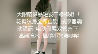   一起来吧小宝贝按摩床上激情双飞，黑丝情趣享受两个骚逼的活服务真棒，轮流爆草配合小哥抽插