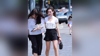 大神潜入商场女厕近距离偷窥牛仔短裤美女的大肥鲍