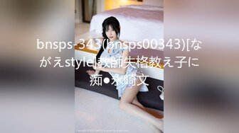 國外美女cosplay現場公眾場合露逼自慰，嫩逼高潮還會噴水