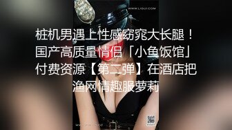 婴儿肥圆脸外围妹纸穿着衣服看似奶子很大  迫不及待扒掉衣服  揉捏奶子舌吻调情